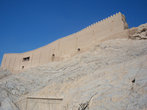 Крепостная стена: справа виден оригинальный древний отрезок