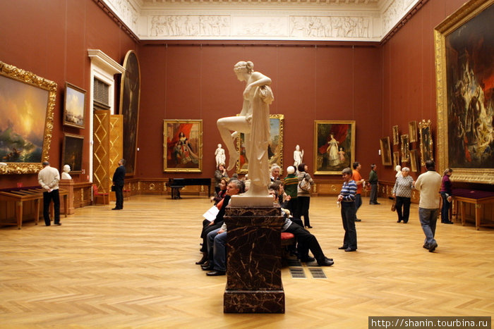 В зале Русского музея Санкт-Петербург, Россия