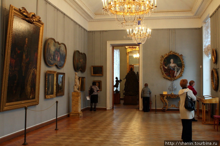В зале музея Санкт-Петербург, Россия