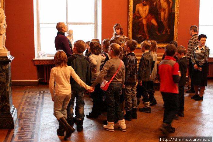 Группа школьников на экскурсии в Русском музее