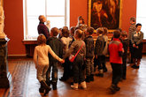 Группа школьников на экскурсии в Русском музее