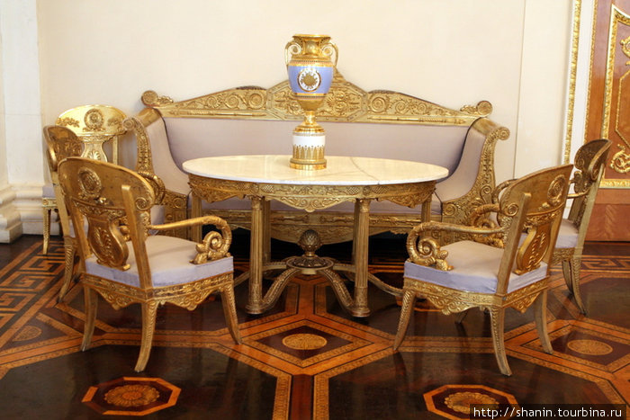 Стол и стулья в Русском музее Санкт-Петербург, Россия