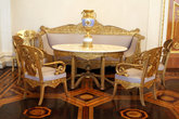 Стол и стулья в Русском музее