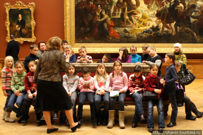Школьники на экскурсии в Русском музее