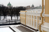 Вид из окна музея на улицу  на снег