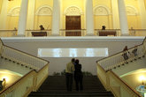 На парадной лестнице в Русском музее