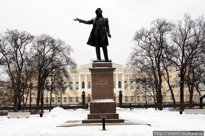 А.С Пушкин перед входом в Русский музей Санкт-Петербург, Россия