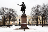 А.С Пушкин перед входом в Русский музей