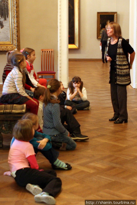 Школьники и экскурсовод в Русском музее
