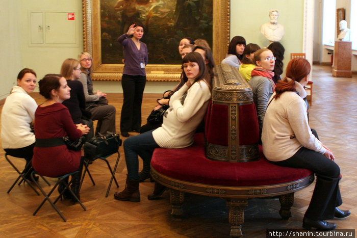 Экскурсанты в Русском музее