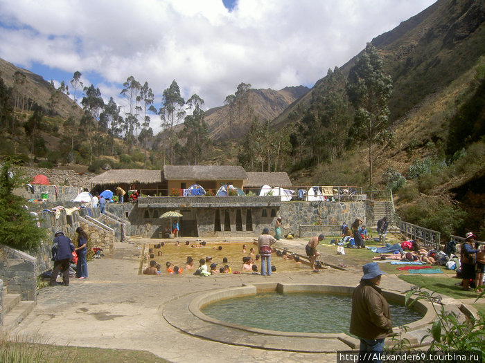 Здесь купаются не только туристы, но и местные, для которых вход бесплатный. Регион Куско, Перу