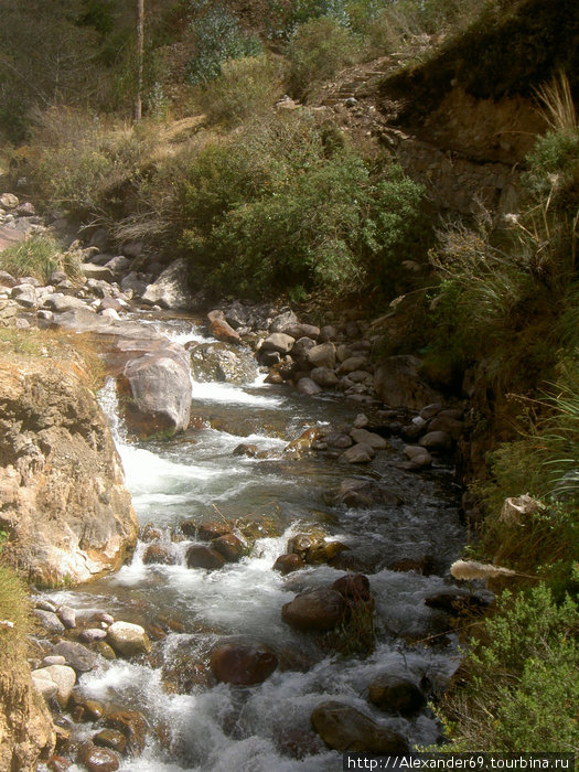 Кому надоедят горячие термальные  воды, может ополостнуться в ледяной воде в протекающей рядом горной речке. Регион Куско, Перу