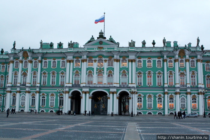 Зимний дворец как раз накануне снегопада Санкт-Петербург, Россия