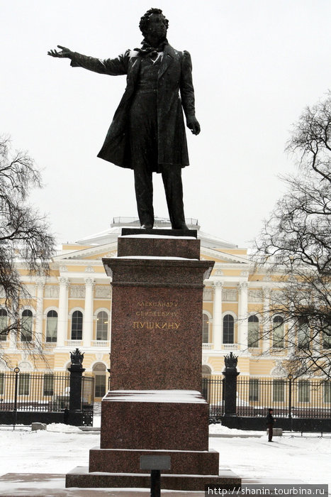 Александр Пушкин перед Русским музеем Санкт-Петербург, Россия