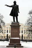 Александр Пушкин перед Русским музеем