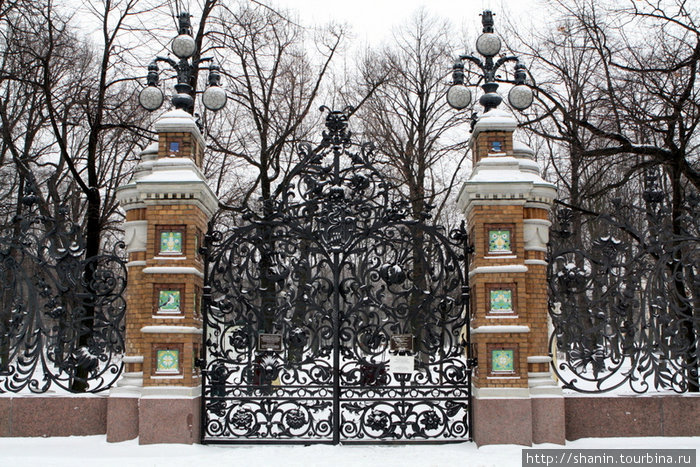 Вход в Михайловский сад закрыт Санкт-Петербург, Россия