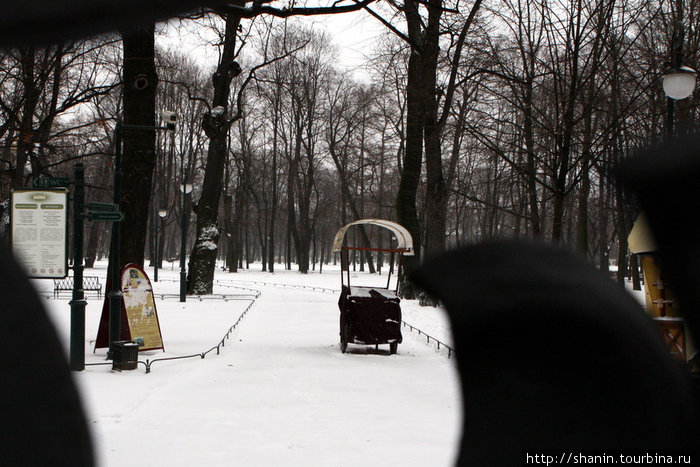В Михайловский сад можно заглянуть только через решетку Санкт-Петербург, Россия