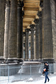 У колонн Казанского собора