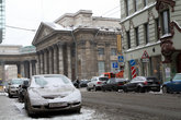 Машины под снегом у Казанского собора