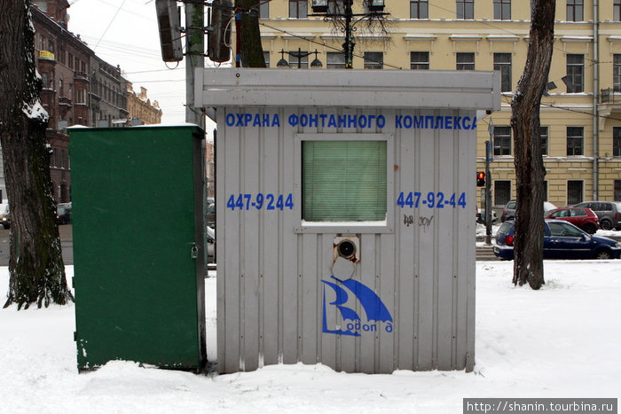 Фонтаны не работают, охрана разбежалась Санкт-Петербург, Россия