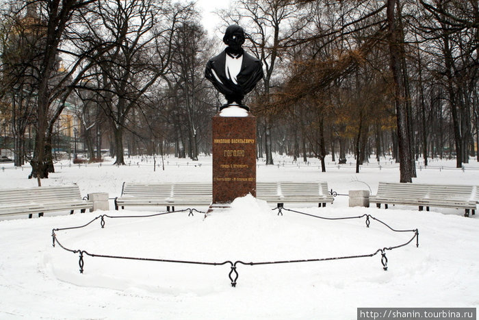 Гоголь посреди снежного сугроба Санкт-Петербург, Россия