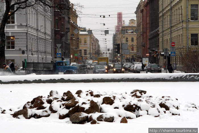 Фонтан и улица Санкт-Петербург, Россия