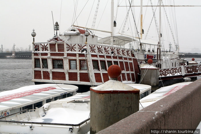 Припаркованное судно Санкт-Петербург, Россия