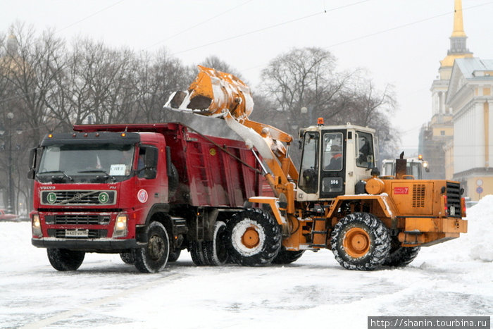Снег на дворцовой площади убирают с помощью тяжелой техники Санкт-Петербург, Россия