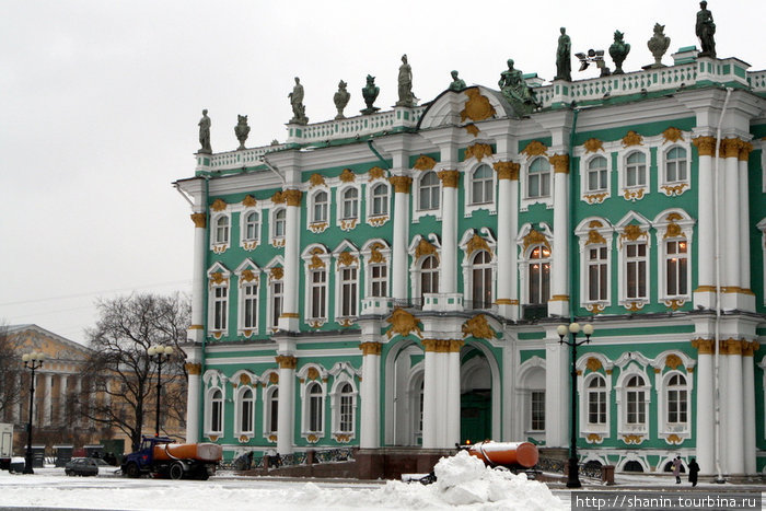 Снегоуборочные машины перед Зимним дворцом Санкт-Петербург, Россия