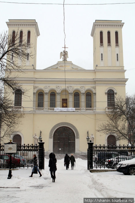 Перед церковью Святого Петра Санкт-Петербург, Россия