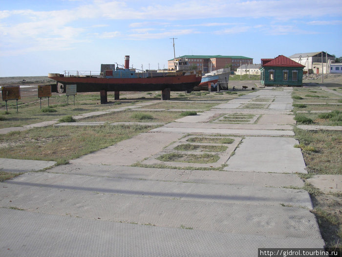 Бывший порт, корабли стоят на постаменте, как памятник. Аральск, Казахстан