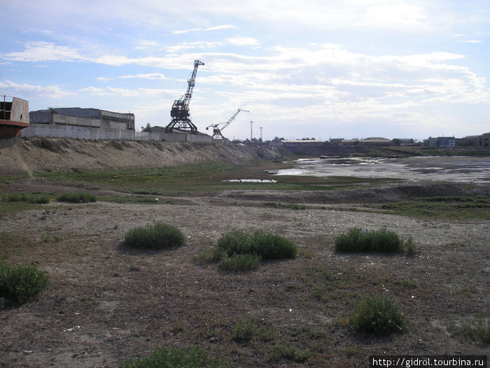 Застывшие краны в бывшем порту, тоже ждут прибытия воды. Аральск, Казахстан