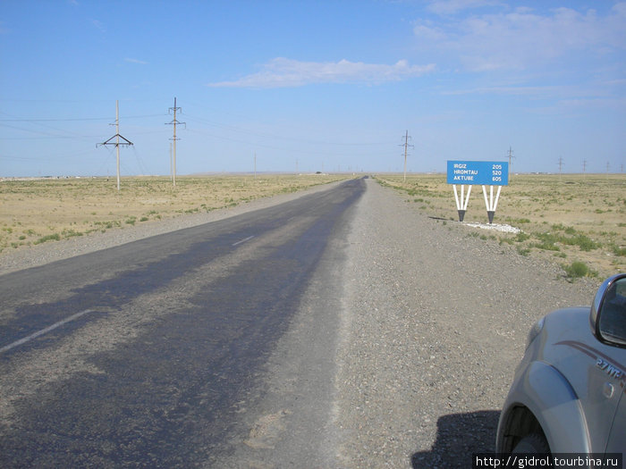 Автодорога Аральск — Актюбинск до реконструкции. Сейчас идет строительство нового шестиполосого автобана. Уже почти готов. Аральск, Казахстан