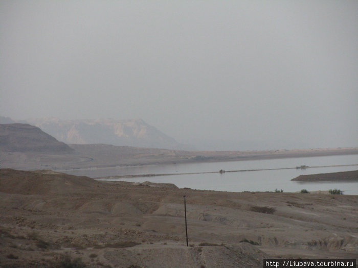 Вид из окна: слева пустыня, справа-Мёртвое море. Мертвое море, Израиль