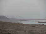 Вид из окна: слева пустыня, справа-Мёртвое море.