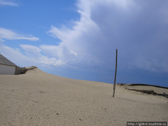 Большой Арал отходит, а пески находят. Дом уже почти засыпан. Кызылординская область, Казахстан