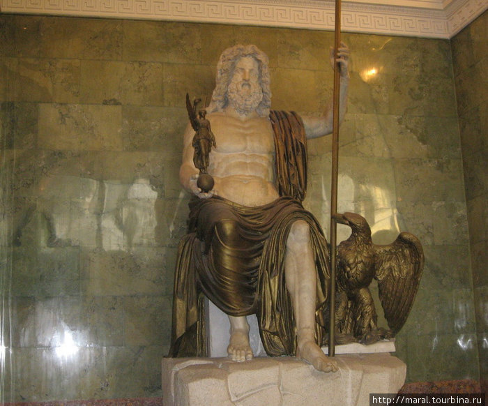 Зал Юпитера. Юпитер — главное божество в древнеримском пантеоне. Юпитер в Эрмитаже — одна из самых больших античных скульптур, сохранившихся до сегодняшнего дня Санкт-Петербург, Россия