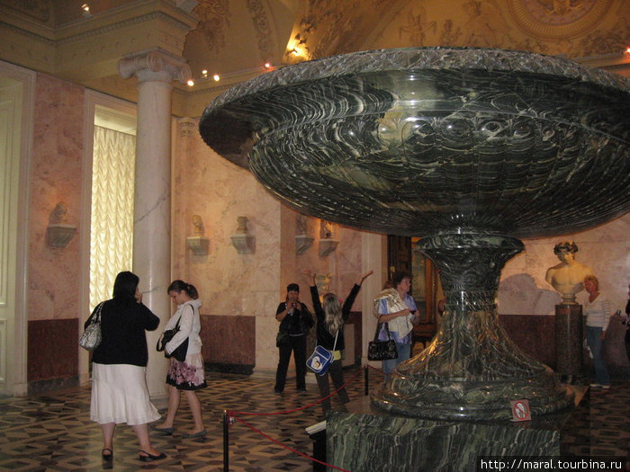 «Царица ваз» из зелёно-волнистой яшмы — самая большая ваза в мире. Её вес — 19 тонн, высота с пьедесталом — 2,57 м, большой диаметр составляет 5,04 м, малый диаметр — 3,22 м Санкт-Петербург, Россия