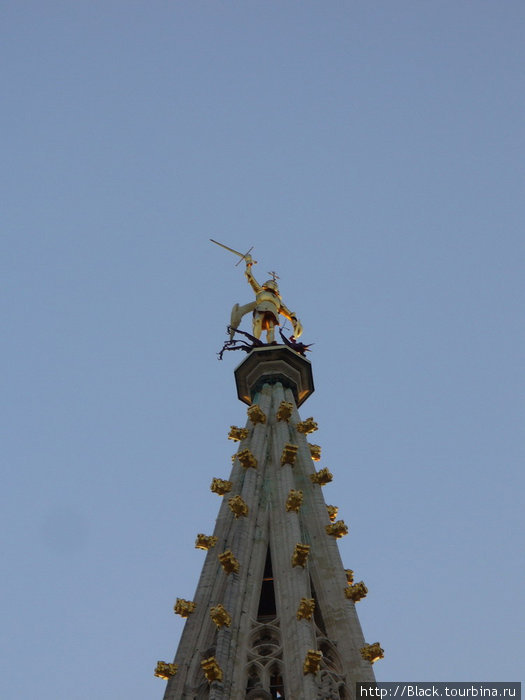 Шпиль ратуши увенчан пятиметровым медным флюгером, изображающим архангела Михаила Брюссель, Бельгия