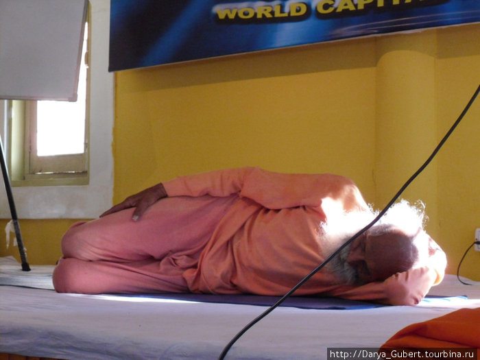 Йога-фест в Ришикеше. Занятия у 101-летнего йога Ришикеш, Индия