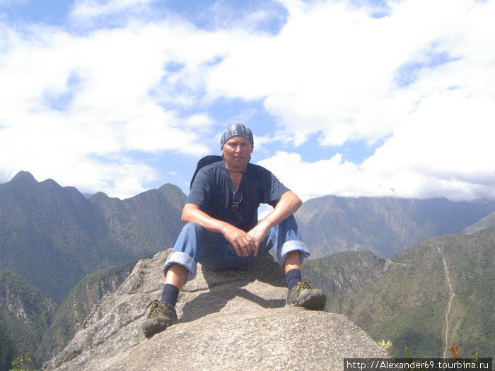 На самой высокой точке Вайна Пикчу. Вниз лучше не глядеть... Мачу-Пикчу, Перу