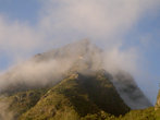 Мачу Пикчу вовсе не господствует над окружающим рельефом, горы вокруг гораздо выше. Все-таки 2500 м для Анд — это не высота.