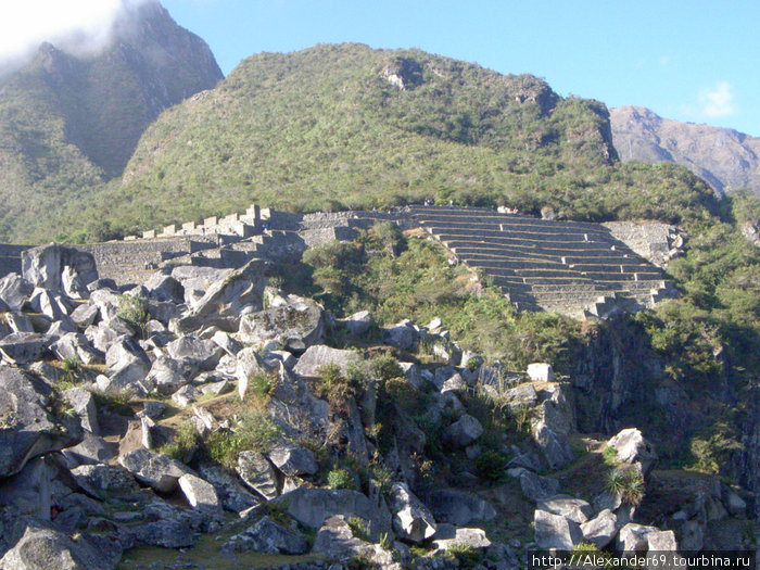 Камни явно заготовлены для дальнейшего использования и ... заброшены. Справа странные ступени — сантиметров 40 в высоту и столько же в ширину. Хотить по таким очень неудобно. Мачу-Пикчу, Перу