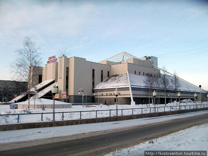 Пирамида искусств (бывший Дворец культуры и техники) — центральная концертная площадка города. Нижневартовск, Россия
