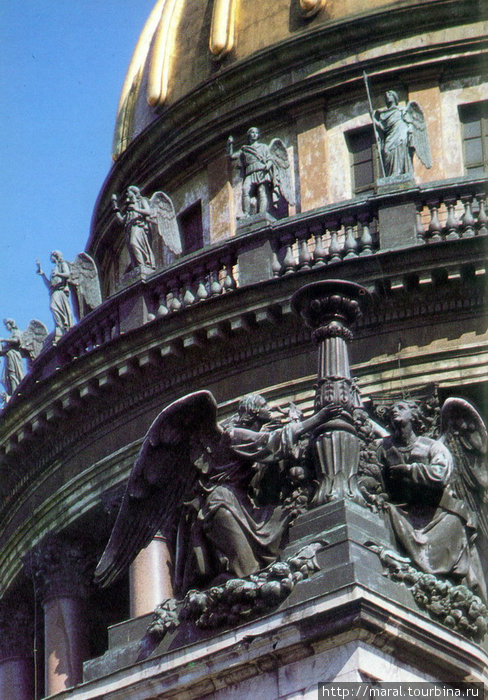 Скульптуры апостолов, пророков, ангелов расположены на сводах и в барабане купола Исаакиевского собора Санкт-Петербург, Россия