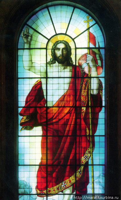 Витраж Воскресший Иисус в главном алтаре Санкт-Петербург, Россия