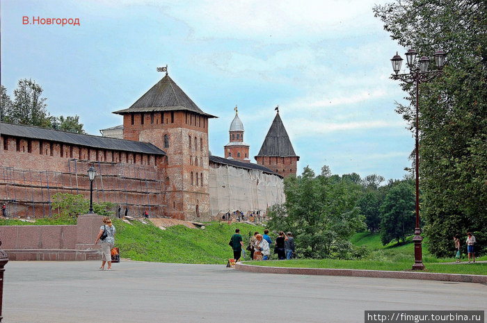 Стены и башни новгородского Кремля Новгородская область, Россия