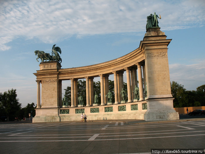 Правая полуколоннада. Наверху аллегорические скульптуры: с левой стороны — Мир ,с правой — Мудрость и Слава. Будапешт, Венгрия