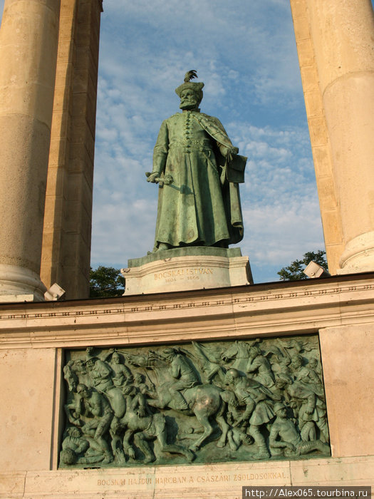 Иштван Бочкаи,князь Трансильвании.  

Барельеф: Гайдуки наносят поражение имперским войскам. Будапешт, Венгрия