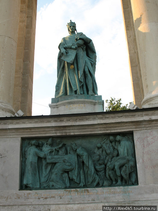 Андраш II ,король Венгрии.

Барельеф: Андраш II возглавляет крестовый поход. Будапешт, Венгрия